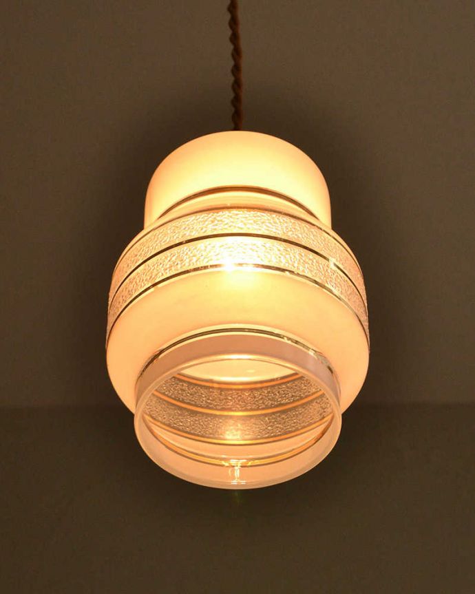 ペンダントライト　照明・ライティング　ゴールドラインが素敵、お洒落なガラスのアンティークシェードペンダントライト（コード・シャンデリア電球・ギャラリーなし）。。(k-2200-z)