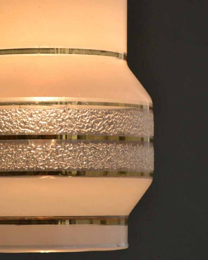 ペンダントライト　照明・ライティング　ゴールドラインが素敵、お洒落なガラスのアンティークシェードペンダントライト（コード・シャンデリア電球・ギャラリーなし）。。(k-2200-z)