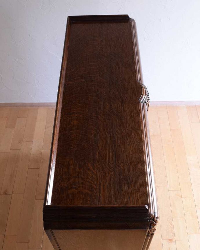 アンティークのキャビネット アンティーク家具 英国から到着したアンティーク家具、お花の彫りが美しい木製のブックケース(本棚) 。上から見てみると…家具の形はこんな感じです。(k-2201-f)