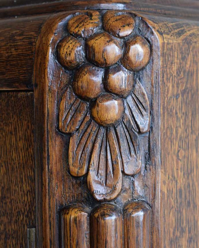 アンティークのキャビネット アンティーク家具 英国から到着したアンティーク家具、お花の彫りが美しい木製のブックケース(本棚) 。惚れ惚れしちゃう美しさこんなに堅い無垢材に一体どうやって彫ったんだろう?と不思議になるくらい細かい彫にうっとりです。(k-2201-f)