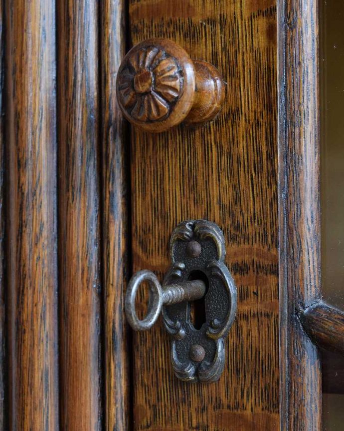 アンティークのキャビネット アンティーク家具 英国から到着したアンティーク家具、お花の彫りが美しい木製のブックケース(本棚) 。小さなパーツにもこだわり現代とは違って良質な素材が使われているのが分かります。(k-2201-f)