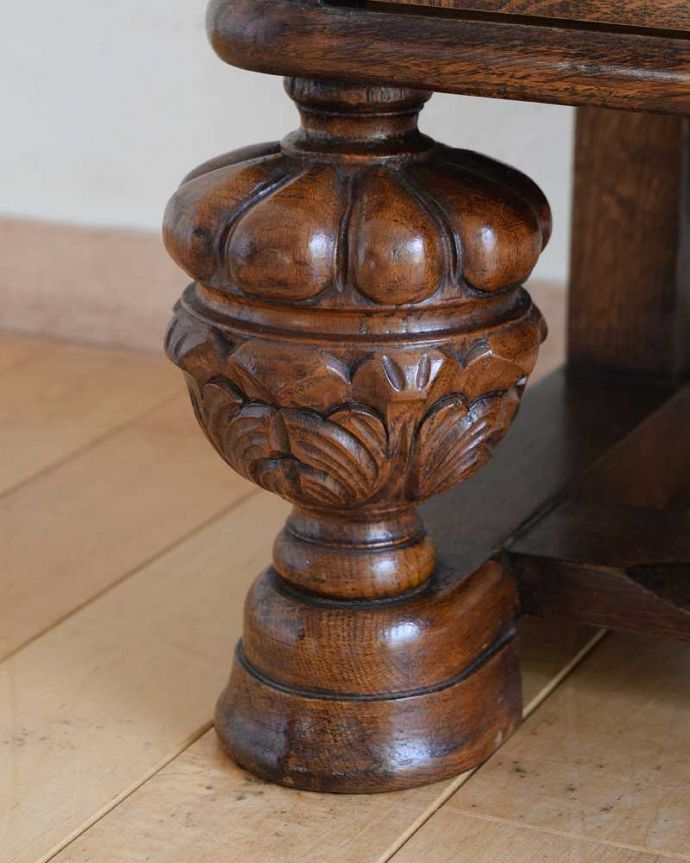 アンティークのキャビネット アンティーク家具 英国から到着したアンティーク家具、お花の彫りが美しい木製のブックケース(本棚) 。女性1人でラクラク運べちゃう仕掛けHandleのアンティークは、脚の裏にフェルトキーパーをお付けしています。(k-2201-f)