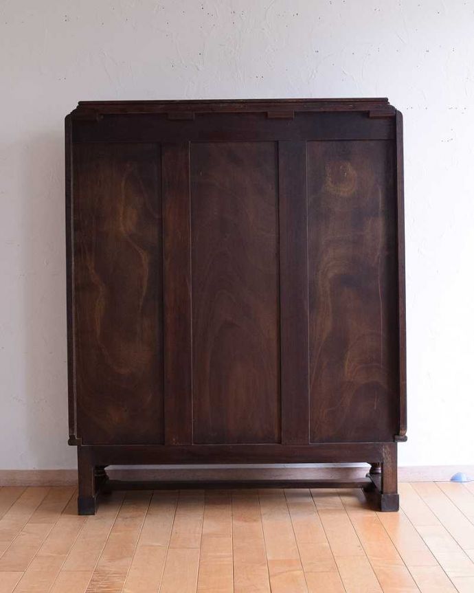 アンティークのキャビネット アンティーク家具 英国から到着したアンティーク家具、お花の彫りが美しい木製のブックケース(本棚) 。後ろ姿もキレイですアンティークは新品ではないので、もちろん経年変化によるキズはありますが、専門の職人が修復したので後ろ姿にも自信があります。(k-2201-f)