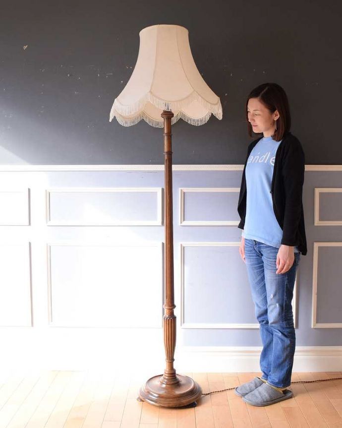 スタンドライト　照明・ライティング　英国輸入のスタンド照明、美しいアンティークフロアランプ（Ｂ22シャンデリア球付） 。。(k-2202-f)