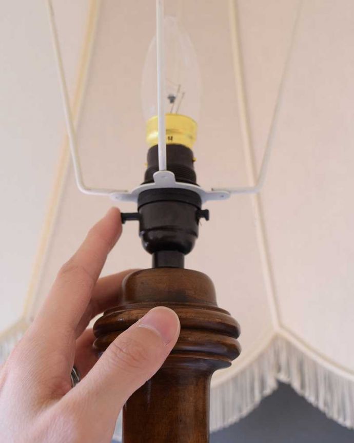 スタンドライト　照明・ライティング　英国輸入のスタンド照明、美しいアンティークフロアランプ（Ｂ22シャンデリア球付） 。。(k-2202-f)