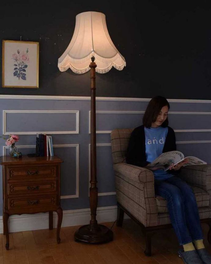 スタンドライト　照明・ライティング　英国輸入のスタンド照明、美しいアンティークフロアランプ（Ｂ22シャンデリア球付） 。癒しの灯りで過ごす贅沢な時間リラックスした灯りで癒しの空間を作ってくれるフロアランプ。(k-2202-f)