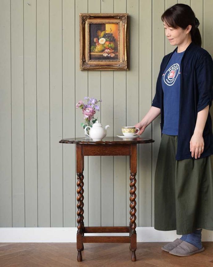 アンティークのテーブル　アンティーク家具　英国から到着したアンティーク家具、ツイスト脚のオケージョナルテーブル 。便利に使えるコンパクトサイズのテーブル「オケージョナル」とは「便利に使える」と言う意味。(k-2203-f)