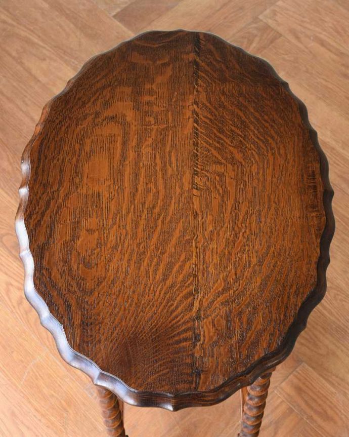 アンティークのテーブル　アンティーク家具　英国から到着したアンティーク家具、ツイスト脚のオケージョナルテーブル 。キレイに修復しましたやっぱり気になるテーブルの天板。(k-2203-f)