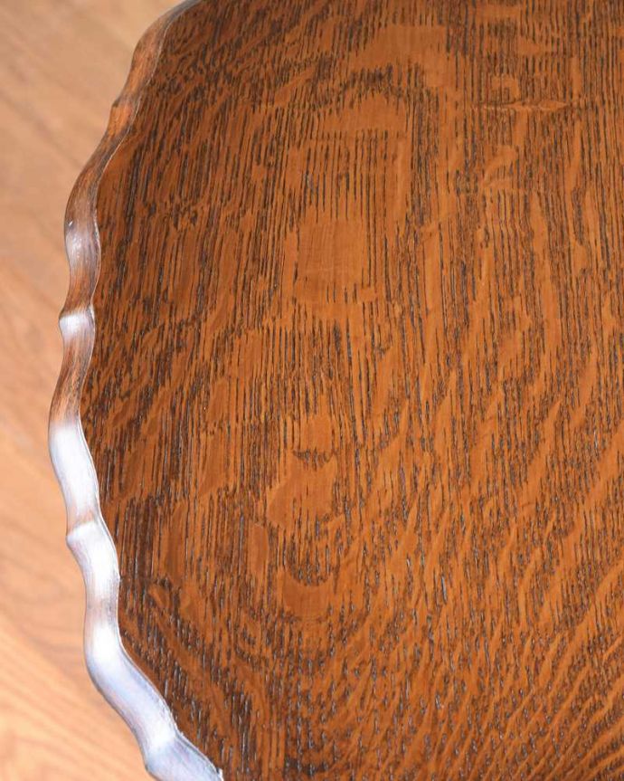 アンティークのテーブル　アンティーク家具　英国から到着したアンティーク家具、ツイスト脚のオケージョナルテーブル 。近づいて見てみると･･･天板を見てみるとこんな感じです。(k-2203-f)
