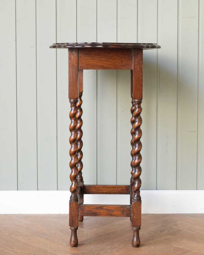 アンティークのテーブル　アンティーク家具　英国から到着したアンティーク家具、ツイスト脚のオケージョナルテーブル 。クルッと回転。(k-2203-f)