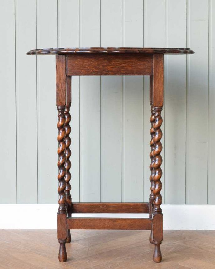アンティークのテーブル　アンティーク家具　英国から到着したアンティーク家具、ツイスト脚のオケージョナルテーブル 。しっかり修復しました。(k-2203-f)
