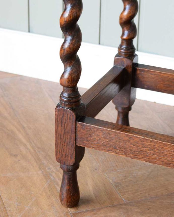 アンティークのテーブル　アンティーク家具　英国から到着したアンティーク家具、ツイスト脚のオケージョナルテーブル 。持ち上げなくても大丈夫！Handleのアンティークは、脚の裏にフェルトキーパーをお付けしています。(k-2203-f)