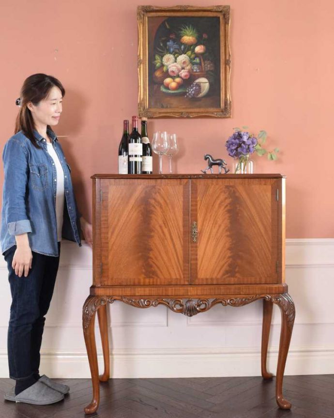 アンティークのキャビネット　アンティーク家具　華やかな英国輸入のアンティークバーキャビネット（カクテルキャビネット）。英国らしい気品が漂うキャビネットアンティークだから手に入れることが出来る素材の良さを際立つキャビネット。(k-2204-f)