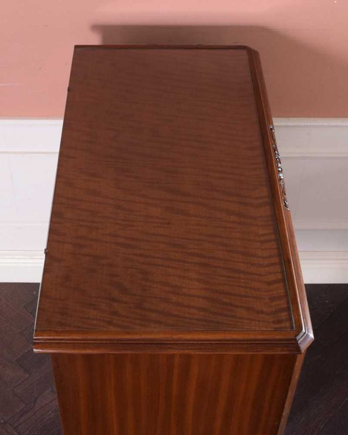 アンティークのキャビネット　アンティーク家具　華やかな英国輸入のアンティークバーキャビネット（カクテルキャビネット）。上から見てるとこんな形のキャビネットです。(k-2204-f)