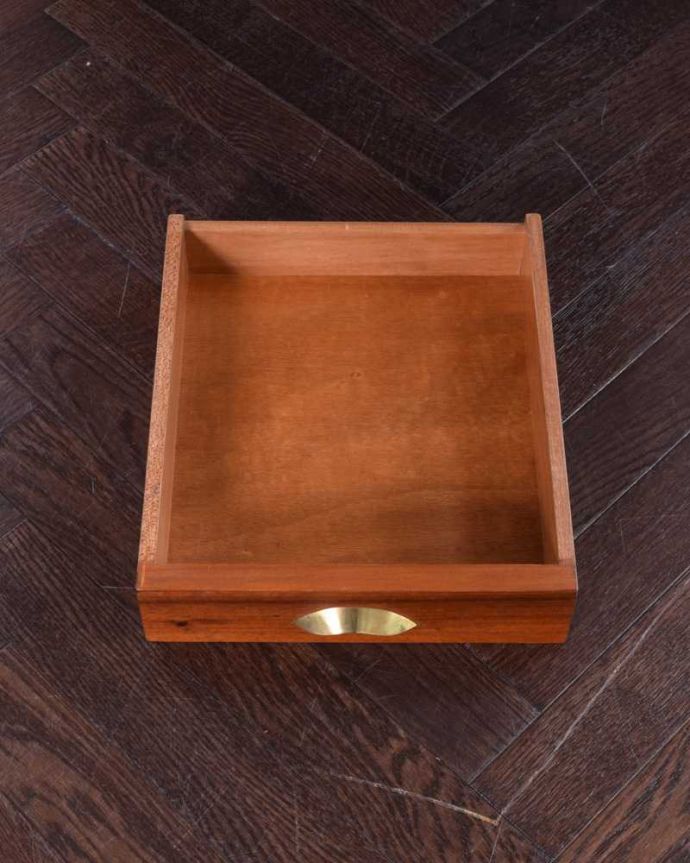 アンティークのキャビネット　アンティーク家具　華やかな英国輸入のアンティークバーキャビネット（カクテルキャビネット）。実用的に使って下さい。(k-2204-f)