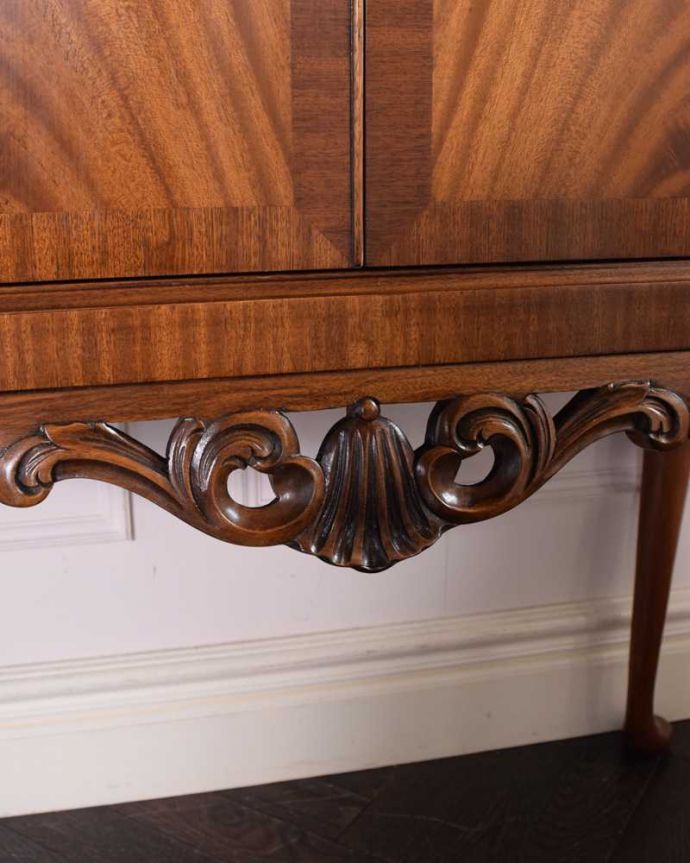 アンティークのキャビネット　アンティーク家具　華やかな英国輸入のアンティークバーキャビネット（カクテルキャビネット）。ここの彫も最上級の美しさいろんな部分の美しさが重なり合って、最上級の美しさを醸し出してくれます。(k-2204-f)