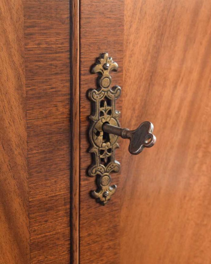 アンティークのキャビネット　アンティーク家具　華やかな英国輸入のアンティークバーキャビネット（カクテルキャビネット）。ビューロー部分もカギで開け閉めカギで開け閉め出来るから、クルっと回す度になんだかワクワクしちゃうんです。(k-2204-f)