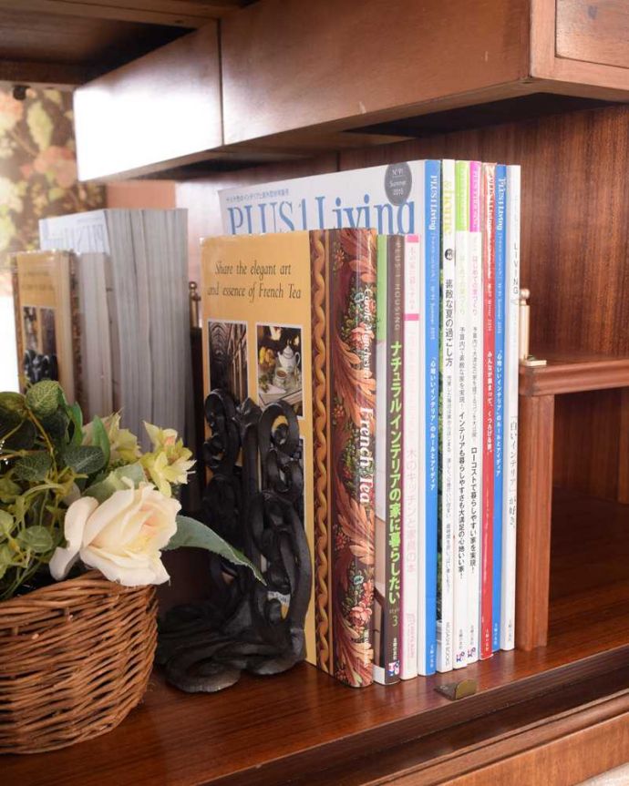 アンティークのキャビネット　アンティーク家具　華やかな英国輸入のアンティークバーキャビネット（カクテルキャビネット）。扉の中は収納たっぷりA4サイズの雑誌までしっかり収納出来ちゃう大きさ。(k-2204-f)