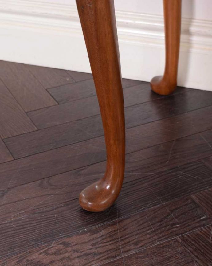 アンティークのキャビネット　アンティーク家具　華やかな英国輸入のアンティークバーキャビネット（カクテルキャビネット）。女性１人でもラクに運べちゃうヒミツHandleのアンティークは、脚の裏にフェルトキーパーをお付けしているので、床を滑らせれば女性でも移動がカンタンです。(k-2204-f)