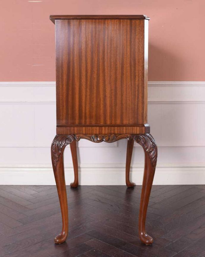 アンティークのキャビネット　アンティーク家具　華やかな英国輸入のアンティークバーキャビネット（カクテルキャビネット）。横から見てもステキなんです。(k-2204-f)