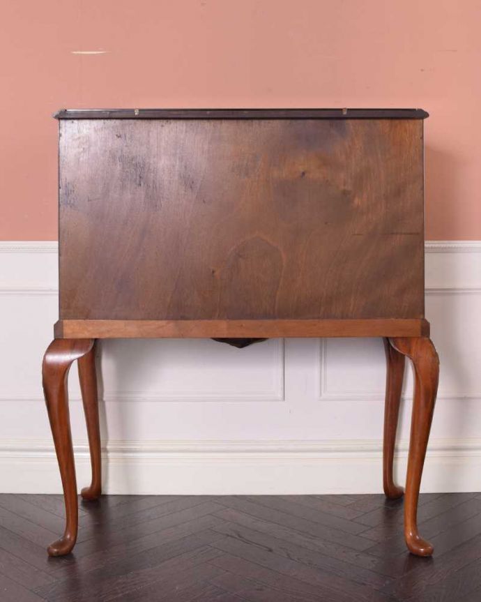 アンティークのキャビネット　アンティーク家具　華やかな英国輸入のアンティークバーキャビネット（カクテルキャビネット）。後ろ姿も見てください。(k-2204-f)