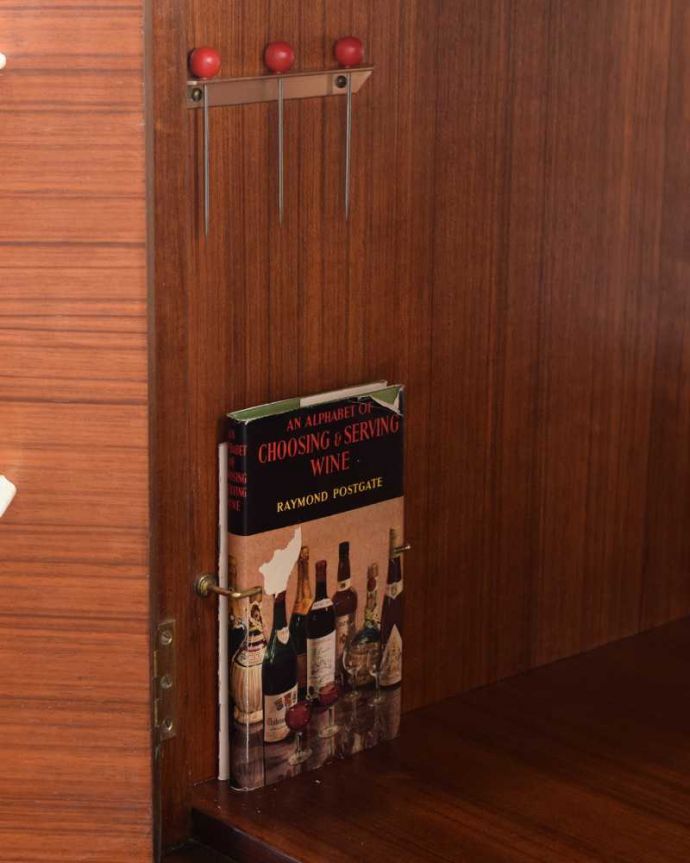 アンティークのキャビネット　アンティーク家具　華やかな英国輸入のアンティークバーキャビネット（カクテルキャビネット）。ピンが３本付いています。(k-2204-f)