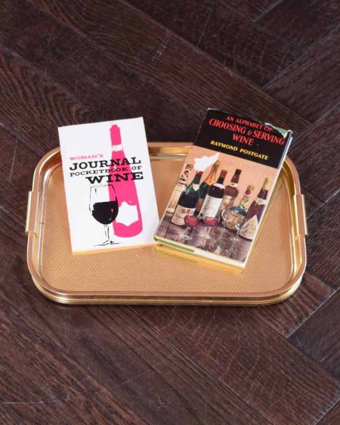 アンティークのキャビネット　アンティーク家具　華やかな英国輸入のアンティークバーキャビネット（カクテルキャビネット）。トレーまでセットで付いていました。(k-2204-f)