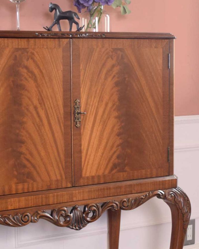 アンティークのキャビネット　アンティーク家具　華やかな英国輸入のアンティークバーキャビネット（カクテルキャビネット）。アンティーク家具だから手に入る美しい木目現代では手に入れることが出来ない質のいい素材が使われているのもアンティーク家具の特長。(k-2204-f)