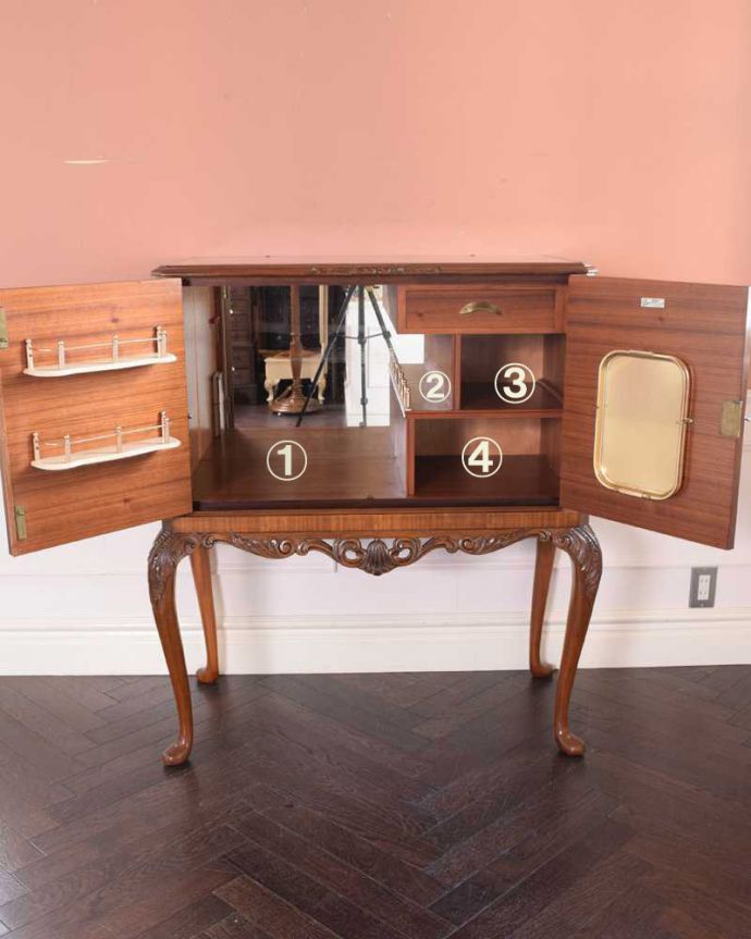 アンティークのキャビネット　アンティーク家具　華やかな英国輸入のアンティークバーキャビネット（カクテルキャビネット）。扉の中を見てみると…もともとカップボードとして使われていた家具の扉の中はたっぷり収納できます。(k-2204-f)