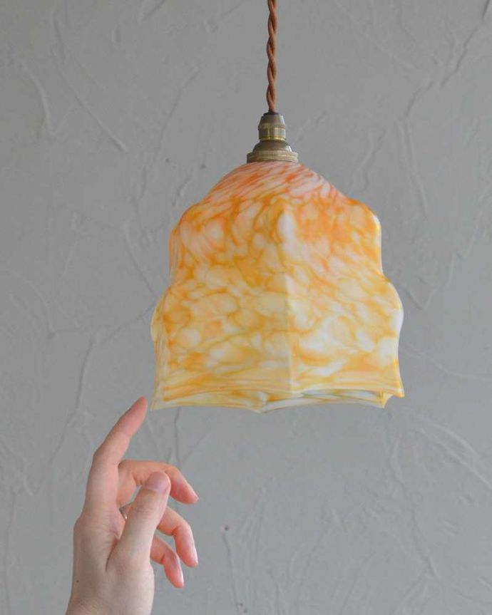 ペンダントライト　照明・ライティング　オレンジのアンティークシェードのペンダントライト（コード・シャンデリア電球・ギャラリーなし）。。(k-2204-z)