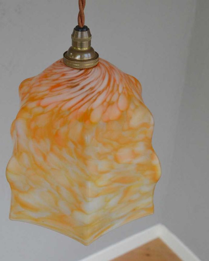 ペンダントライト　照明・ライティング　オレンジのアンティークシェードのペンダントライト（コード・シャンデリア電球・ギャラリーなし）。。(k-2204-z)