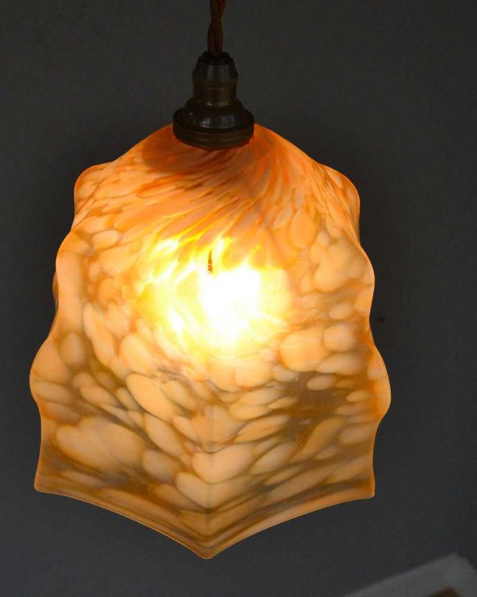 ペンダントライト　照明・ライティング　オレンジのアンティークシェードのペンダントライト（コード・シャンデリア電球・ギャラリーなし）。。(k-2204-z)