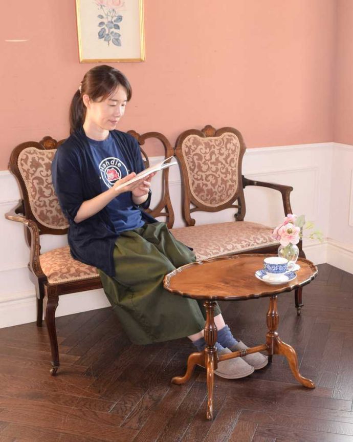 アンティークのテーブル　アンティーク家具　レースカットの天板が美しい、英国輸入のアンティークティーテーブル（サイドテーブル）。移動もラクラク！どこでも使える小さなテーブル持ち運び便利なティーテーブル。(k-2205-f)