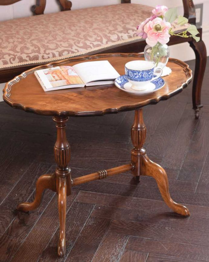 アンティークのテーブル　アンティーク家具　レースカットの天板が美しい、英国輸入のアンティークティーテーブル（サイドテーブル）。小さくてもアンティークの気品タップリ。(k-2205-f)
