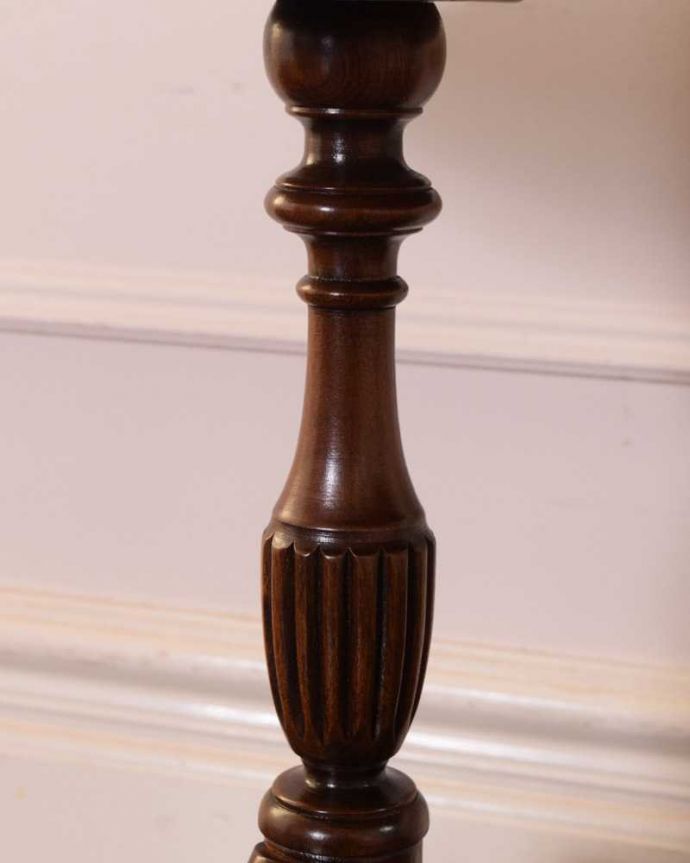 アンティークのテーブル　アンティーク家具　レースカットの天板が美しい、英国輸入のアンティークティーテーブル（サイドテーブル）。うっとりする美しさアンティークだから手に入る美しい彫。(k-2205-f)