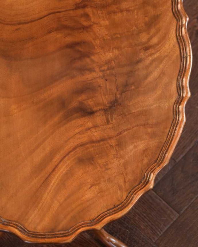 アンティークのテーブル　アンティーク家具　レースカットの天板が美しい、英国輸入のアンティークティーテーブル（サイドテーブル）。近づいてみると…天板の周りもアンティークらしく美しいデザイン。(k-2205-f)