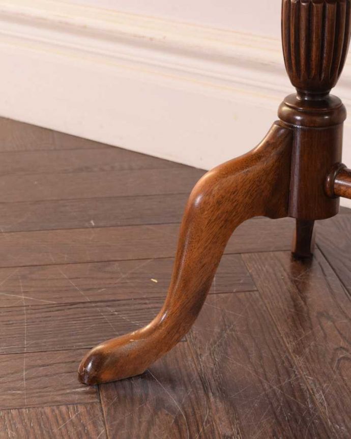 アンティークのテーブル　アンティーク家具　レースカットの天板が美しい、英国輸入のアンティークティーテーブル（サイドテーブル）。脚先には･･･Handleのアンティークは脚の裏にフェルトキーパーを付けています。(k-2205-f)