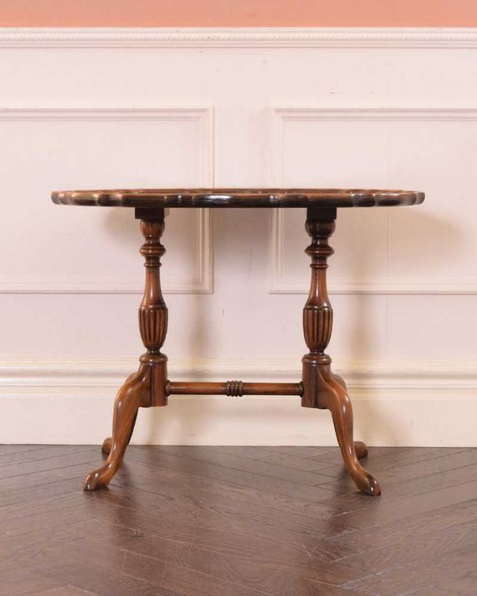 アンティークのテーブル　アンティーク家具　レースカットの天板が美しい、英国輸入のアンティークティーテーブル（サイドテーブル）。横から見ても優雅英国アンティークらしく横顔だって美しいんです。(k-2205-f)