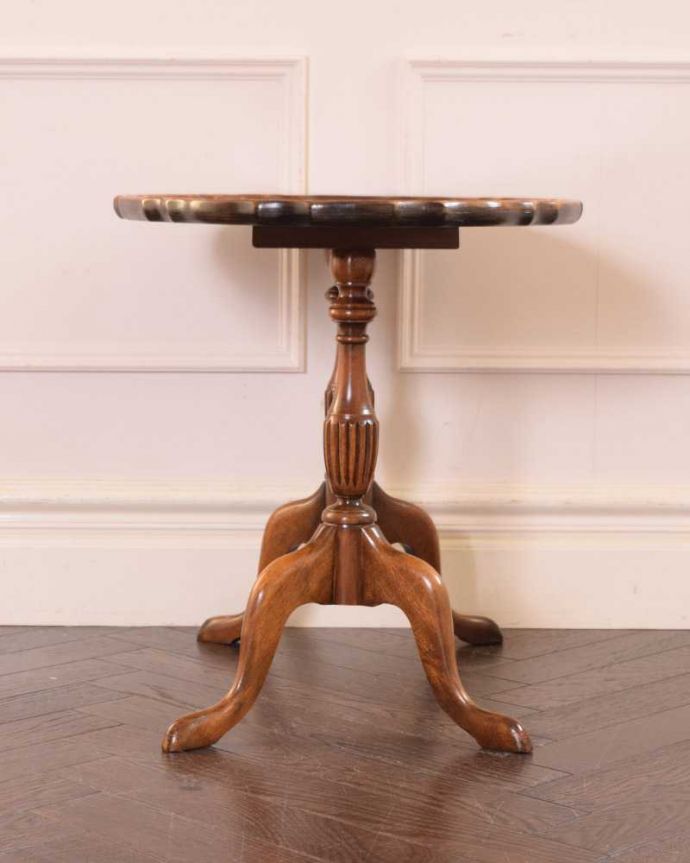 アンティークのテーブル　アンティーク家具　レースカットの天板が美しい、英国輸入のアンティークティーテーブル（サイドテーブル）。しっかり修復しました。(k-2205-f)