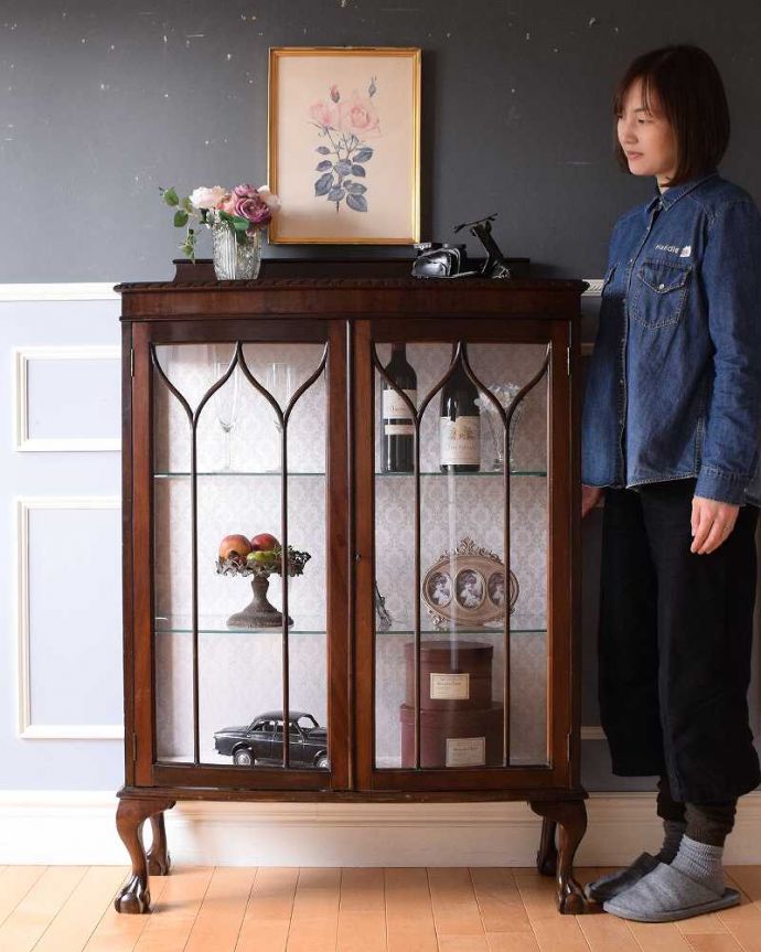 アンティークのキャビネット　アンティーク家具　イギリスから到着した定番のガラスキャビネット、ゴシックデザインのアンティークショーケース。おススメNo.1のアンティーク家具もともとチャイナキャビネットとして陶器を見せながら収納するために造られたガラスの扉のキャビネット。(k-2206-f)