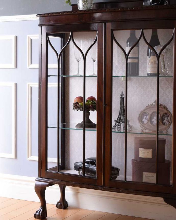 アンティークのキャビネット　アンティーク家具　イギリスから到着した定番のガラスキャビネット、ゴシックデザインのアンティークショーケース。ガラス越しに見るお気に入りの美しさ…光をたっぷり取り入れてくれるガラス扉と棚板。(k-2206-f)