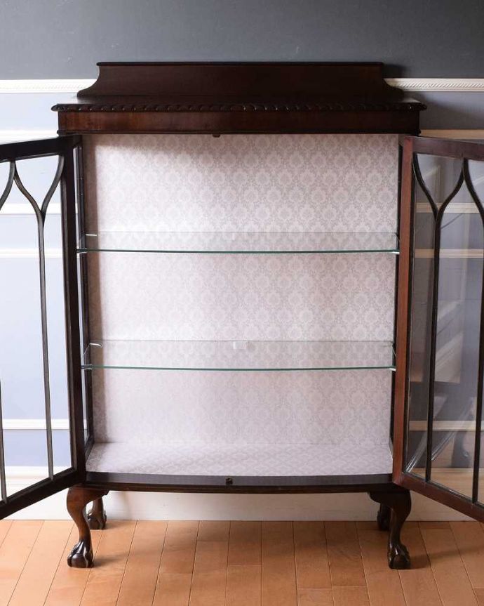 アンティークのキャビネット　アンティーク家具　イギリスから到着した定番のガラスキャビネット、ゴシックデザインのアンティークショーケース。扉を開けて中を見てみましょう職人がキレイに修復して、背板も新しい生地に張替えました。(k-2206-f)