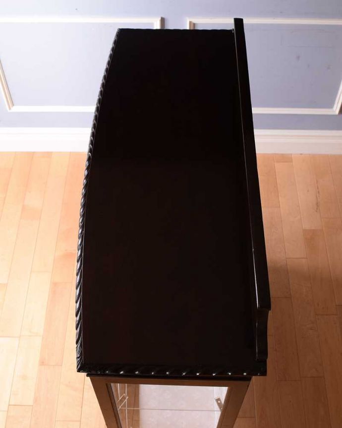 アンティークのキャビネット　アンティーク家具　イギリスから到着した定番のガラスキャビネット、ゴシックデザインのアンティークショーケース。こんな形のキャビネットです。(k-2206-f)