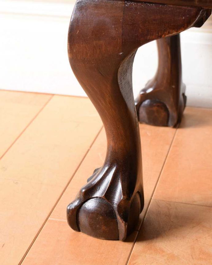 アンティークのキャビネット　アンティーク家具　イギリスから到着した定番のガラスキャビネット、ゴシックデザインのアンティークショーケース。女性１人でもラクラク運べちゃうんですHandleのアンティークは脚の裏にフェルトキーパーをお付けしています。(k-2206-f)