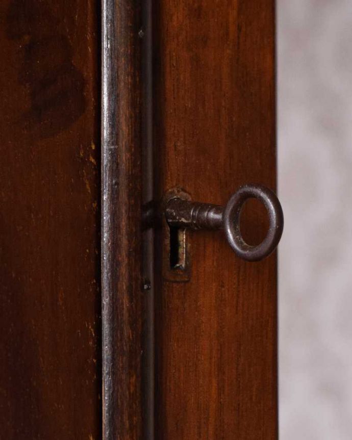 アンティークのキャビネット　アンティーク家具　イギリスから到着した定番のガラスキャビネット、ゴシックデザインのアンティークショーケース。アンティークらしい取っ手アンティークらしくカギが取っ手の代わり。(k-2206-f)