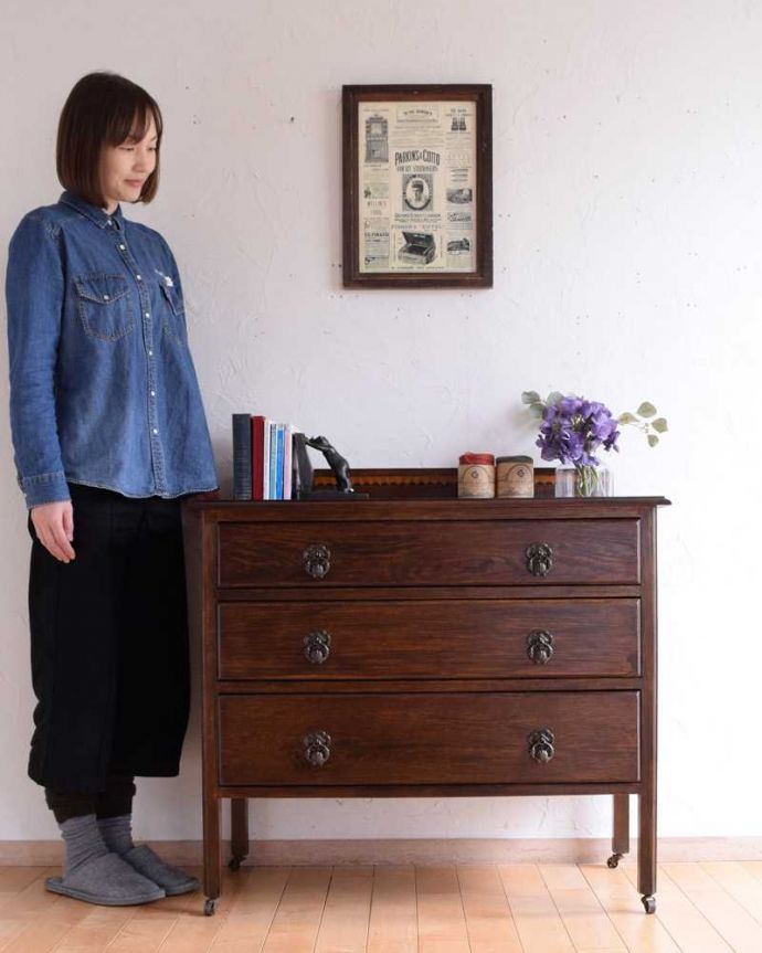 アンティークのチェスト　アンティーク家具　英国の風格あるアンティーク家具、カッコイイキャスター付きの３段チェスト。英国アンティークらしい落ち着いた雰囲気が自慢落ち着いた色合いが英国アンティークらしい雰囲気のチェスト。(k-2207-f)