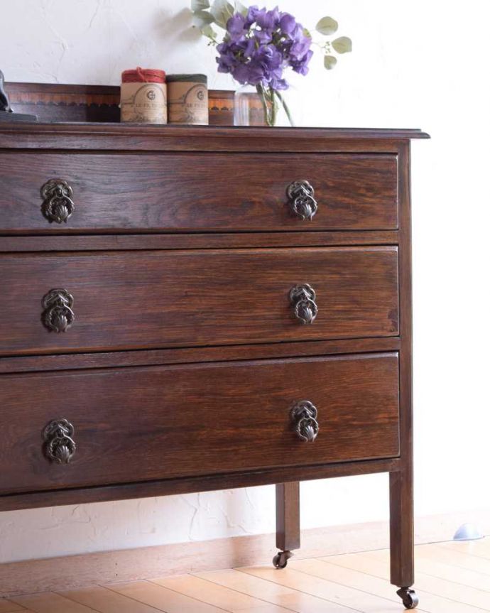 アンティークのチェスト　アンティーク家具　英国の風格あるアンティーク家具、カッコイイキャスター付きの３段チェスト。見た目はもちろん、実用的に使って楽しみましょうアンティークのチェストは見た目の美しさはもちろん、実用的にたっぷり収納が出来る実力派。(k-2207-f)