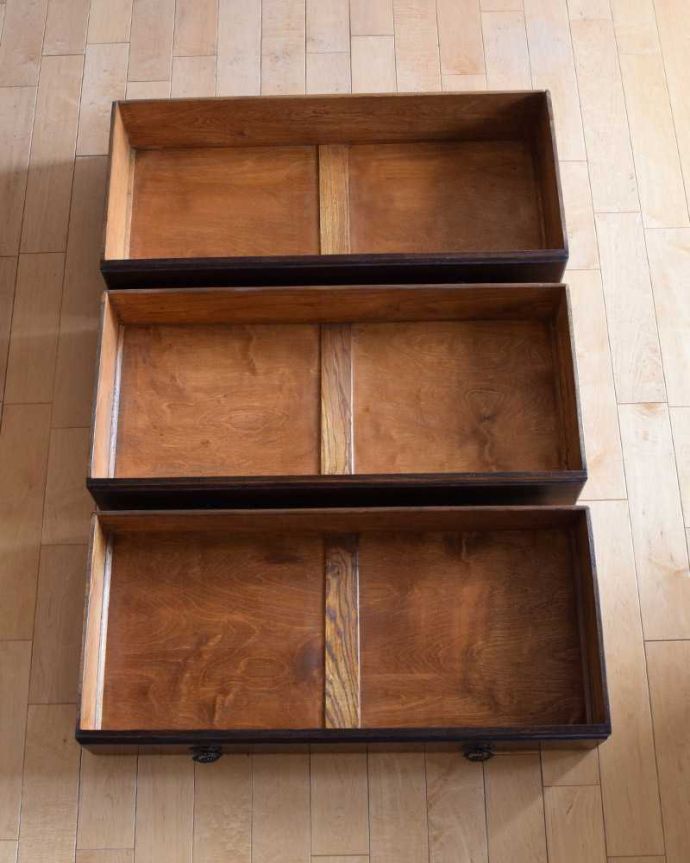 アンティークのチェスト　アンティーク家具　英国の風格あるアンティーク家具、カッコイイキャスター付きの３段チェスト。何を入れても大丈夫。(k-2207-f)