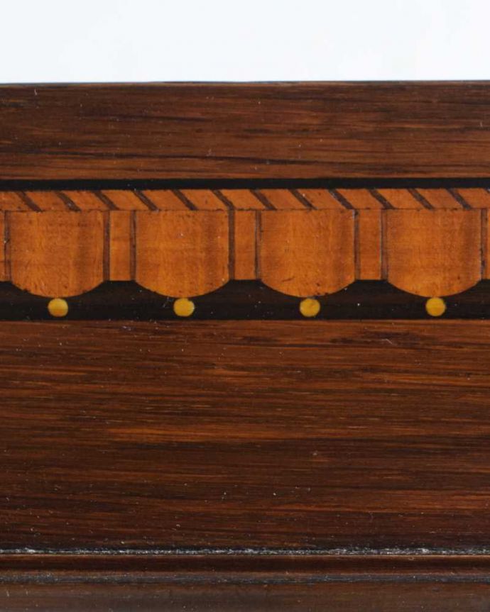 アンティークのチェスト　アンティーク家具　英国の風格あるアンティーク家具、カッコイイキャスター付きの３段チェスト。華やかな象嵌の模様木を組み合わせることで作る象嵌で描かれた模様。(k-2207-f)