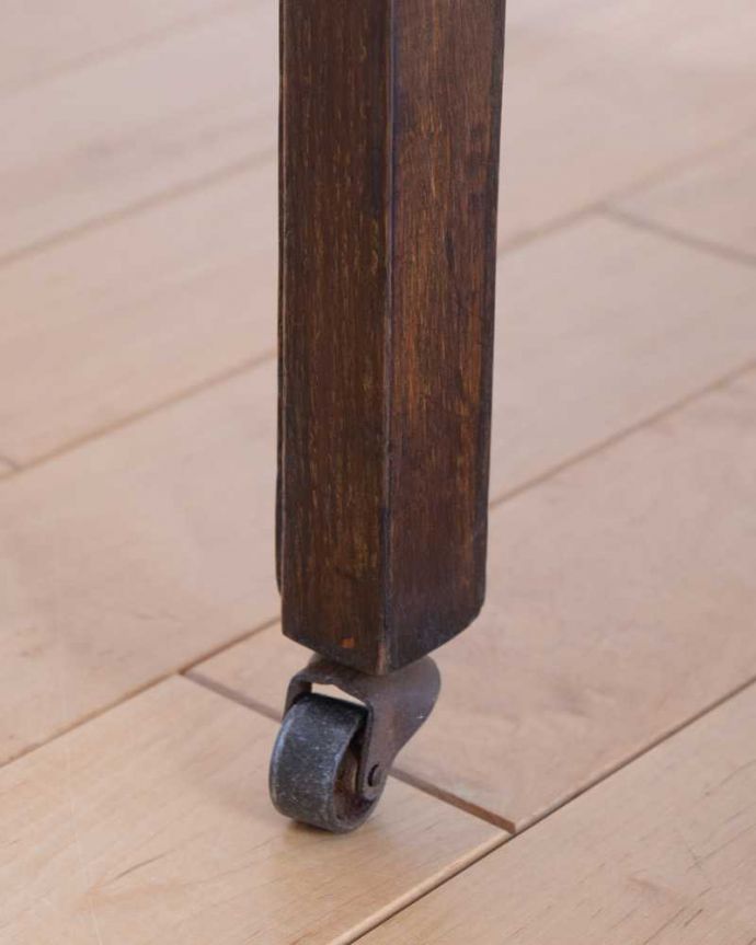 アンティークのチェスト　アンティーク家具　英国の風格あるアンティーク家具、カッコイイキャスター付きの３段チェスト。女性1人でラクラク運べちゃう仕掛けキャスター付きの脚。(k-2207-f)